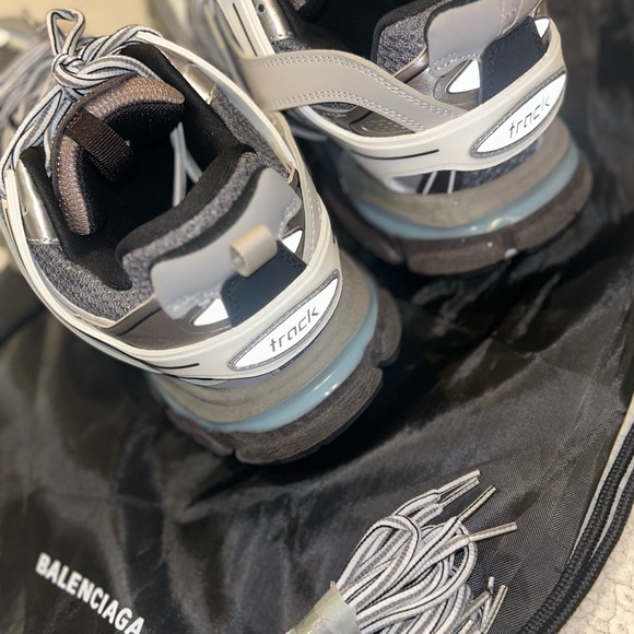 Bought the wrong size , Brand New hasn’t been worn. Selling them for low - Picture 7 of 7